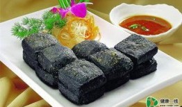 路边摊臭豆腐爆料视频播放,臭豆腐视频走红，揭秘路边摊美食魅力